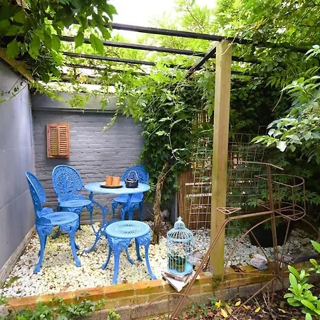 Feriehus Romantic, Spacious House With A Forest Garden *