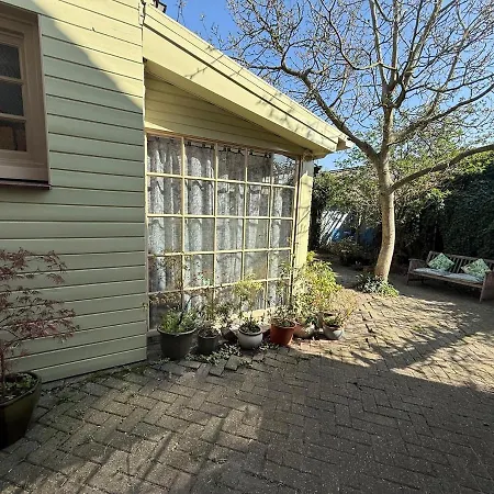 Romantic, Spacious House With A Forest Garden Feriehus