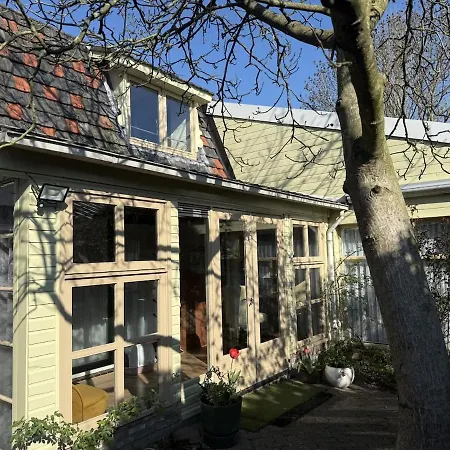 Romantic, Spacious House With A Forest Garden Feriehus